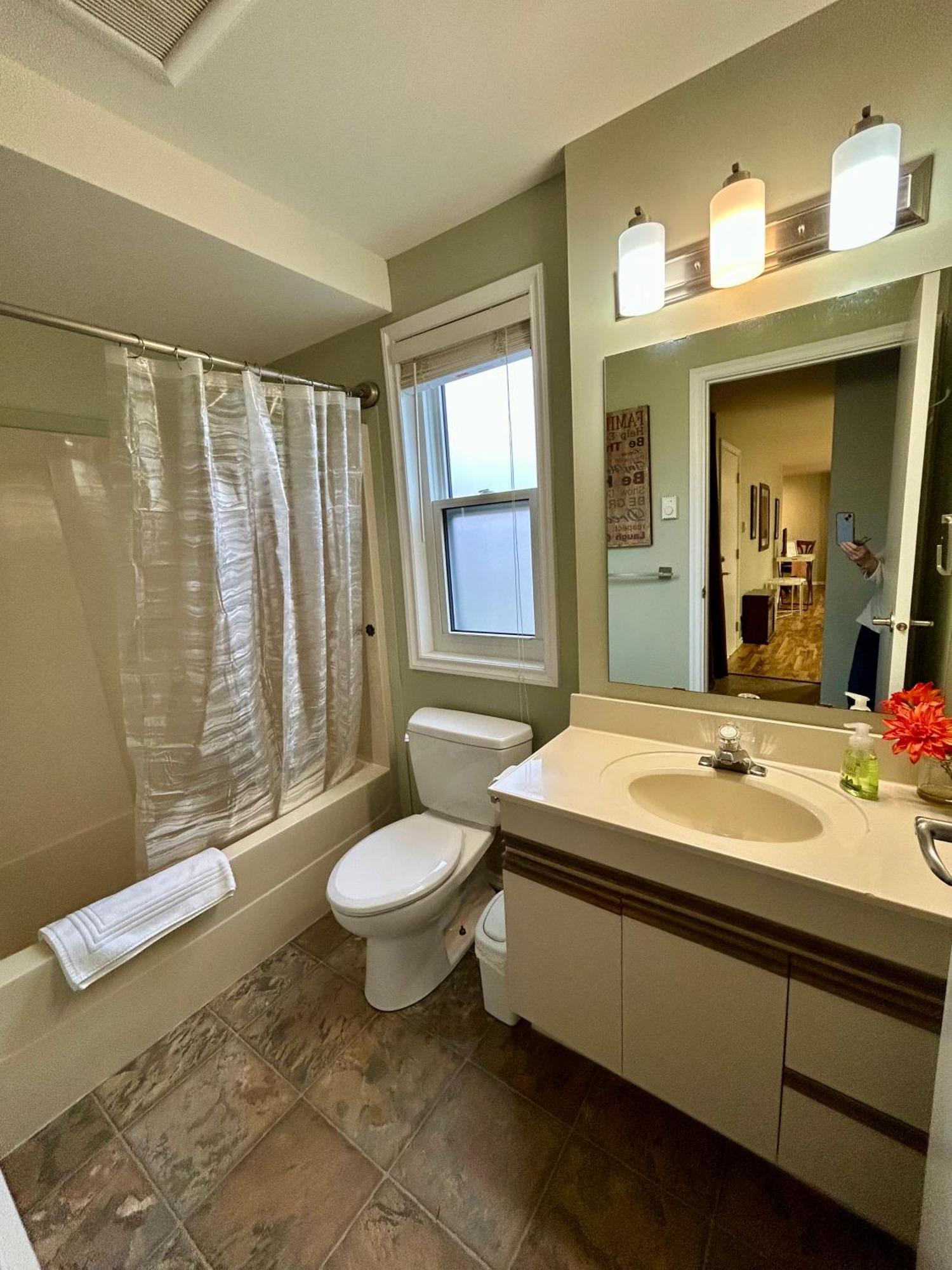 North Nanaimo Gem - Garden-View Room With Private Ensuite 外观 照片